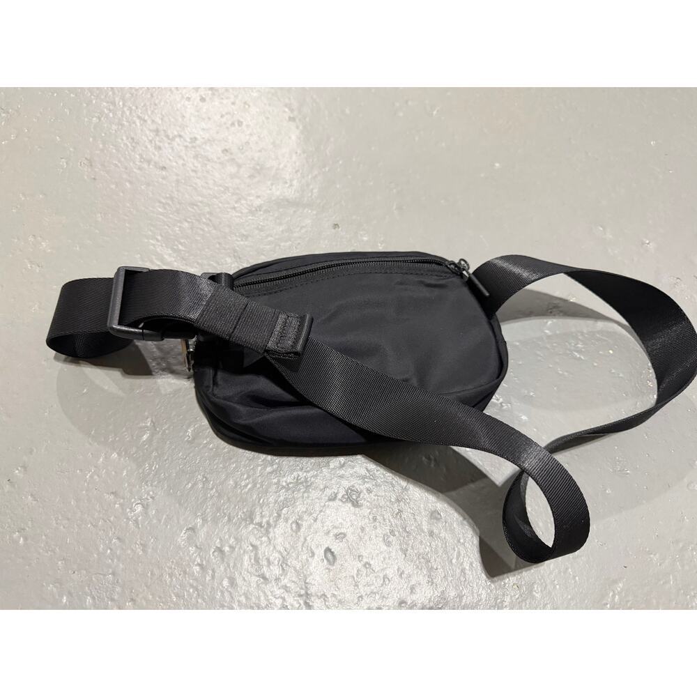 Lululemon Everywhere Belt Bag, specifically the 1L model in black - Picture 3 of 4